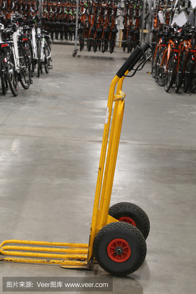 黃色小車用于運(yùn)送重物